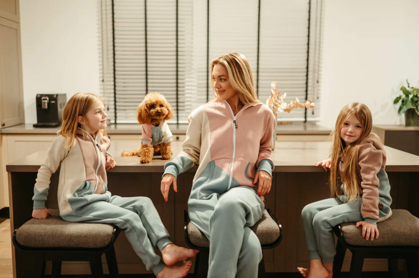 Sofa-killer-tricolor-adultonesie-vintage-family-with-dog