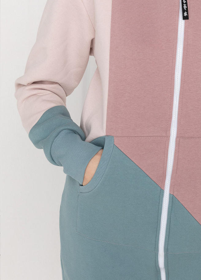 Sofa-killer-tricolor-adultonesie-vintage-woman-front-detail