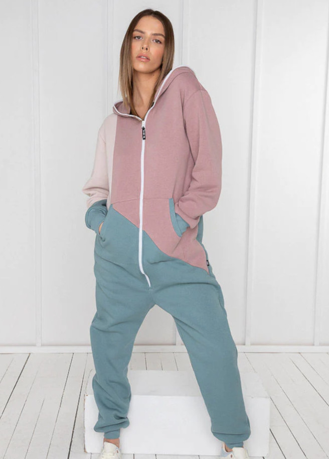 Sofa-killer-tricolor-adultonesie-vintage-woman-front
